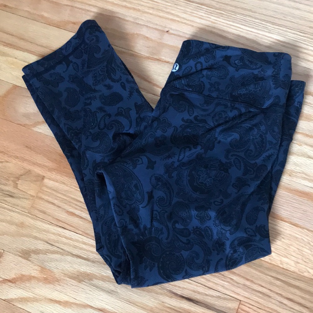 Paisley-printed Lululemon cropped leggings